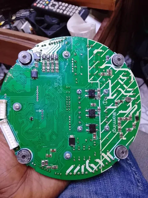 Face cuivre d'une carte de commande ronde apres nettoyage