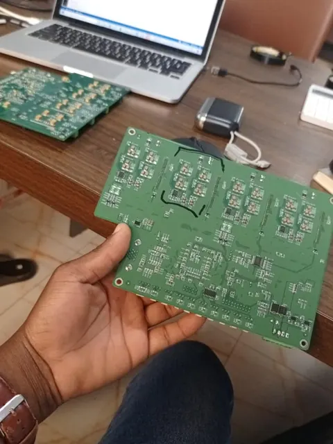 Carte de controle tenue en main devant le poste de mesure
