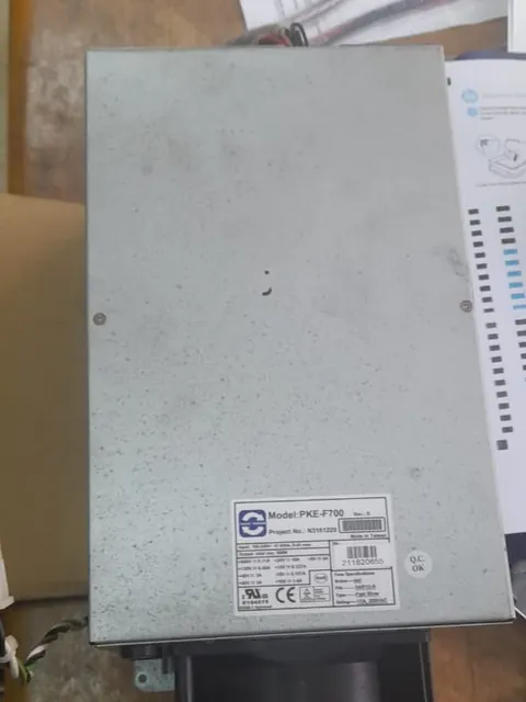 Coffret electronique industriel ouvert sur l'etabli